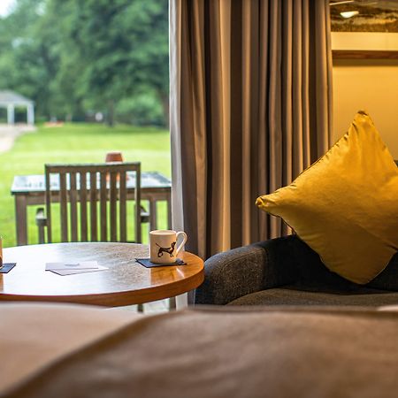 Отель Voco Oxford Thames By Ihg Kennington  Экстерьер фото