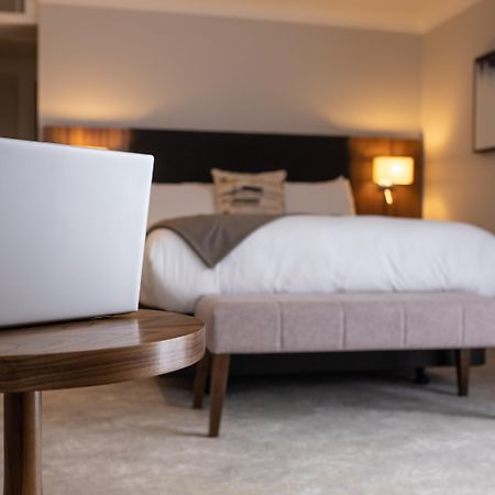 Отель Voco Oxford Thames By Ihg Kennington  Экстерьер фото