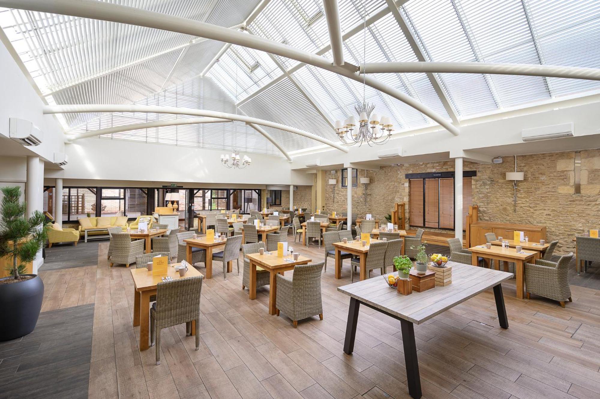 Отель Voco Oxford Thames By Ihg Kennington  Экстерьер фото